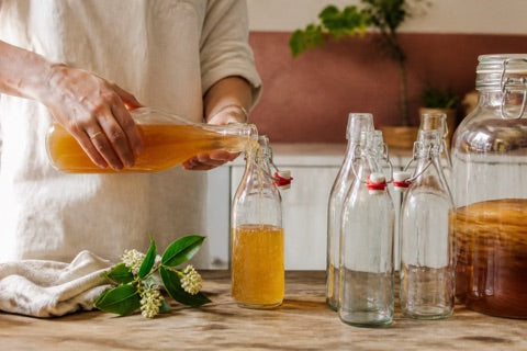 Zelfgemaakte kombucha wordt in beugelflessen gebotteld